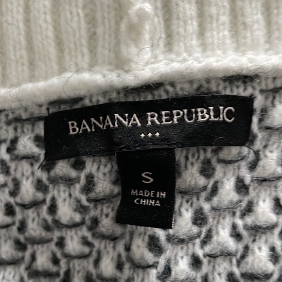 Gorgeous Banana Republic gray and cream sweater.  Size small worn once. - Picture 3 of 5
